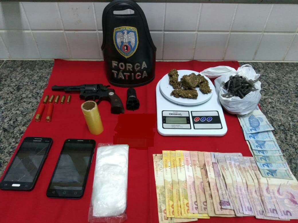 POLÍCIA MILITAR APREENDE ARMA DE FOGO E ENTORPECENTES EM ANCHIETA E PIÚMA