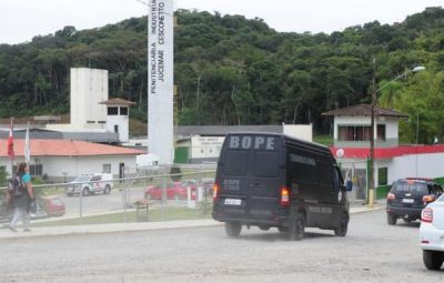 Grupo tenta invadir presídio na cidade de Joinville 400x255 - Grupo tenta invadir presídio na cidade de Joinville