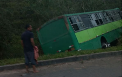 acidente 400x255 - Duas pessoas morrem e pelo menos seis ficam feridas em acidente na BR-101