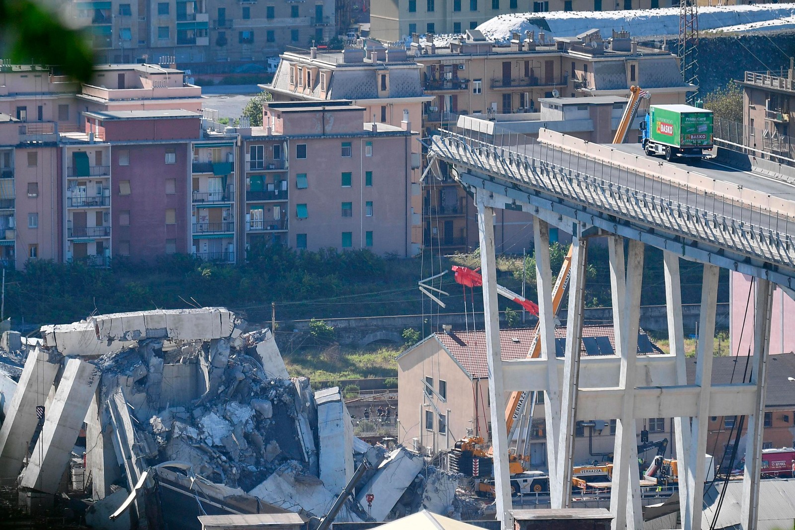 Buscas por sobreviventes de queda de ponte continuam em Gênova; número de mortos sobe para 39