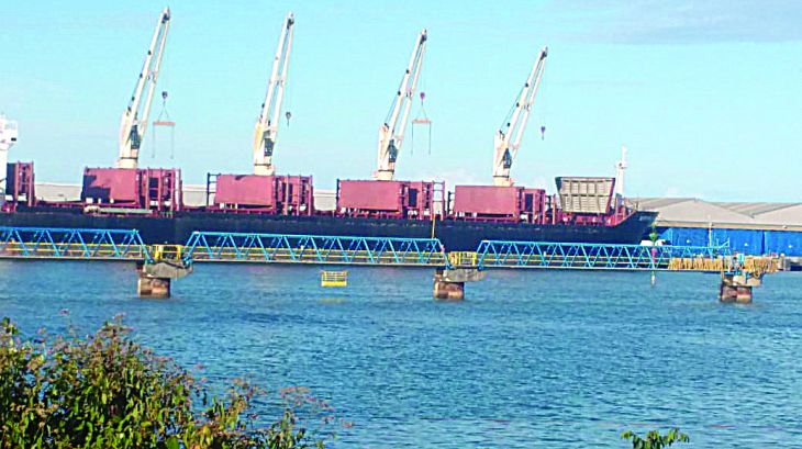 Portuários passam mal em navio onde três trabalhadores morreram