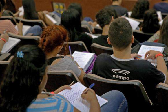 Após um ano no ensino médio, 1 em cada 4 estudantes deixa a escola