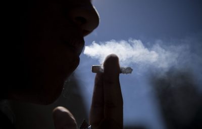 fumante 400x255 - Brasil reduz em 44,6% número de fumantes passivos no trabalho