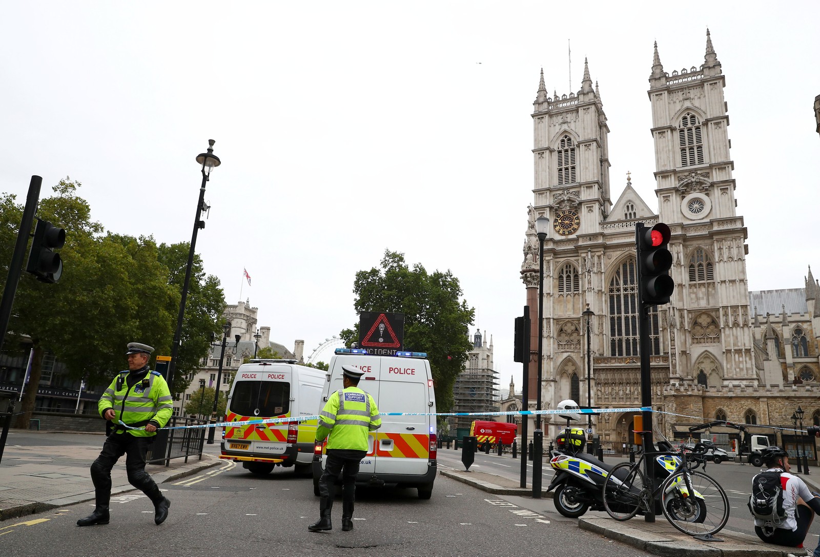 Carro atinge barreira em frente ao Parlamento britânico e deixa feridos