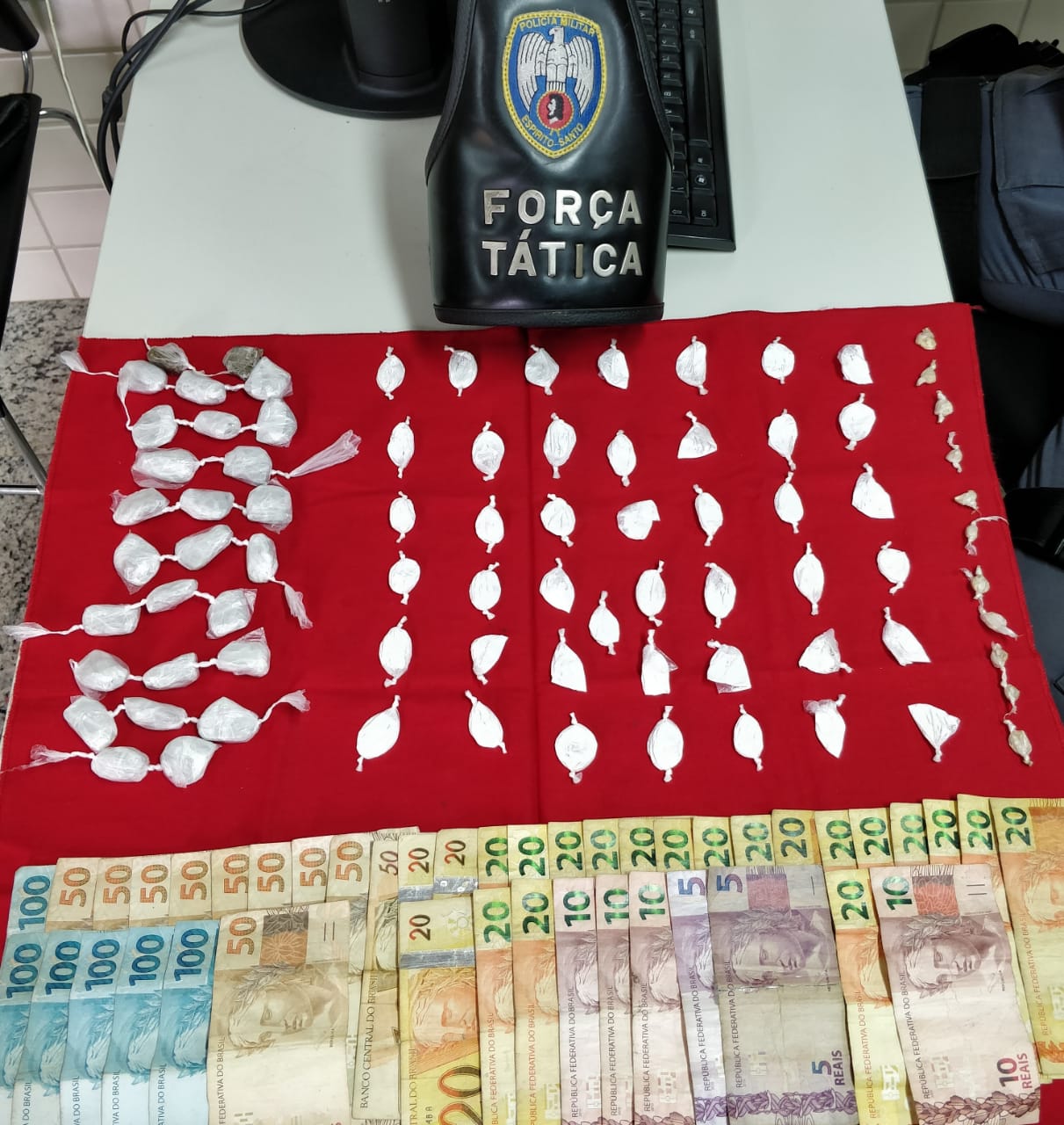 ENTORPECENTES SÃO APREENDIDOS PELA POLÍCIA MILITAR NO BAIRRO NITERÓI EM PIÚMA