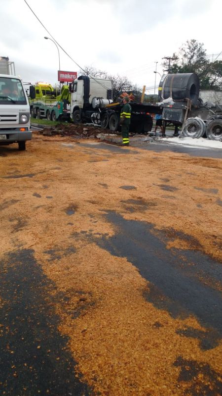 Acidente entre carretas interdita BR-101 por mais de 6 horas