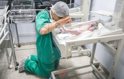 pai victor calmon e filho ivan em foto que viralizou  400x255 - “Ajoelhei para agradecer nova fase”, diz pai que viralizou na internet