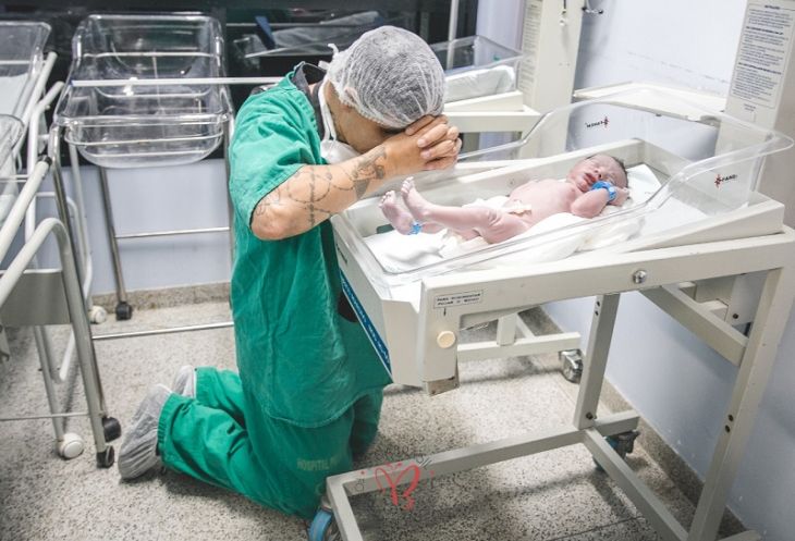 “Ajoelhei para agradecer nova fase”, diz pai que viralizou na internet