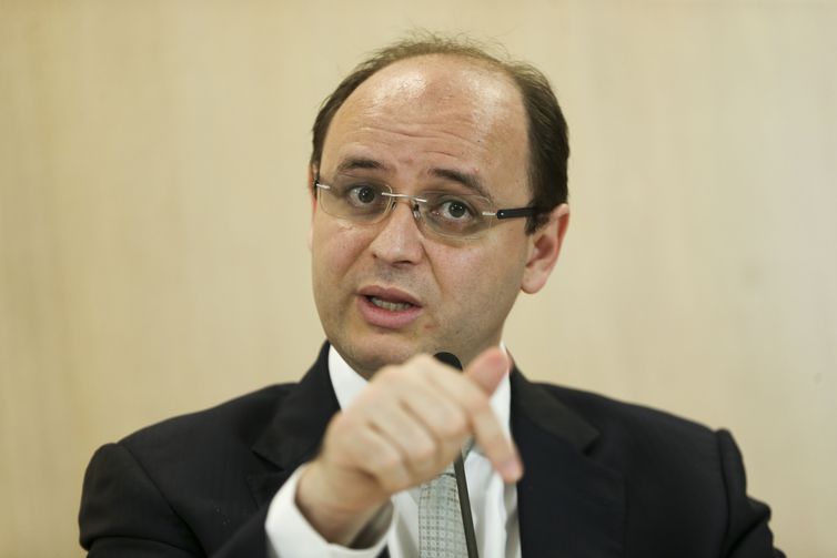 “Se quiserem melhorar o PIB, olhem para a educação”, diz ministro