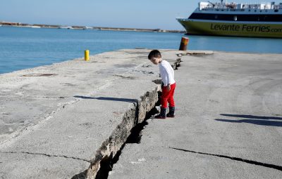 Moradores de ilha grega passam a madrugada na rua após terremoto 400x255 - Moradores de ilha grega passam a madrugada na rua após terremoto