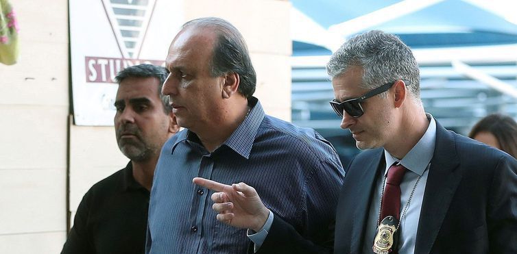Após prisão, Pezão é levado para prédio da PF no centro do Rio