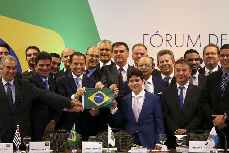 Bolsonaro diz a governadores que há medidas amargas, mas necessárias