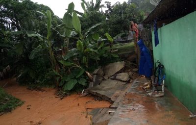 Enxurrada deixa estrada bloqueada e famílias atingidas 400x255 - Enxurrada deixa estrada bloqueada e famílias atingidas