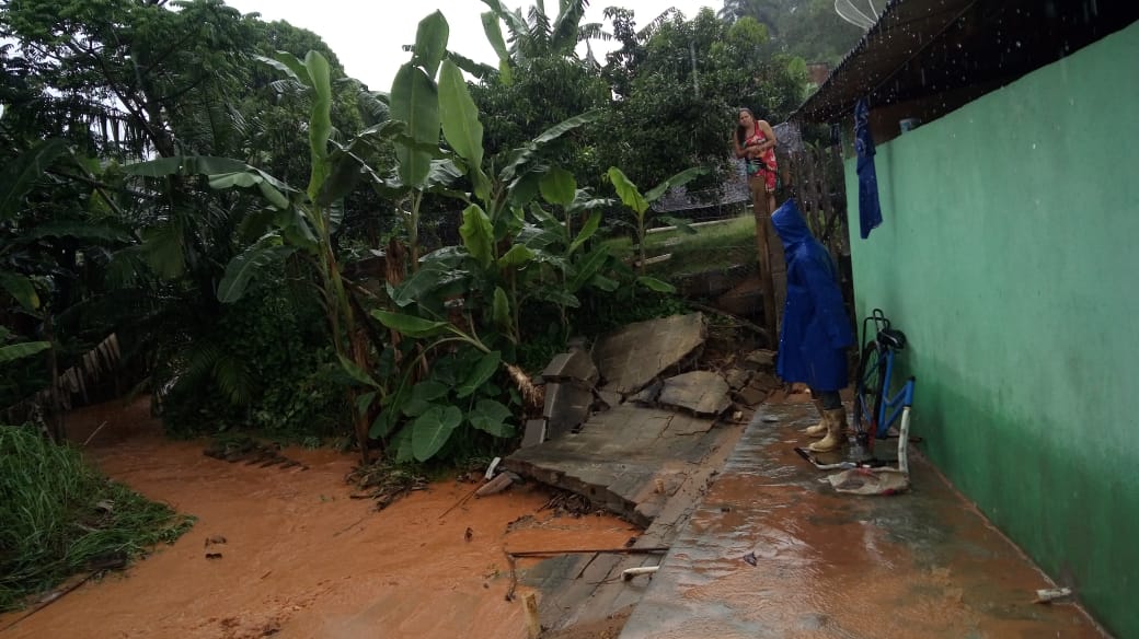 Enxurrada deixa estrada bloqueada e famílias atingidas