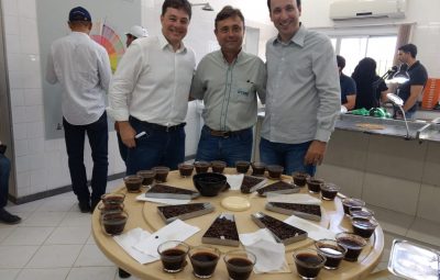 Foto 1 Marcos Magalhães2c Elídio Torezani e Franco Fiorot Crédito Instituto Ampliê 400x255 - Irrigação adequada proporciona economia de água e melhora a qualidade do café