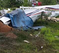 Três crianças e 2 adultos morrem em queda de avião em Patos de Minas - Três crianças e 2 adultos morrem em queda de avião em Patos de Minas