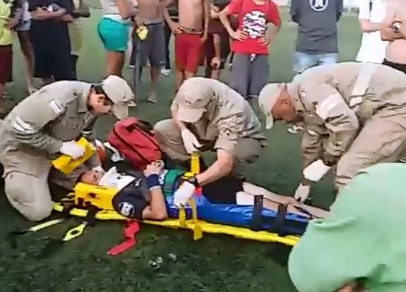 Treinador é preso após agredir árbitro durante partida de futebol infantil