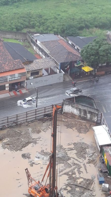 Fortes chuvas provocam alagamentos em bairros da Grande Vitória