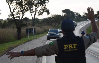 prf 400x255 - Acidente com carreta mata uma pessoa e interdita trânsito na BR 101 em Pedro Canário