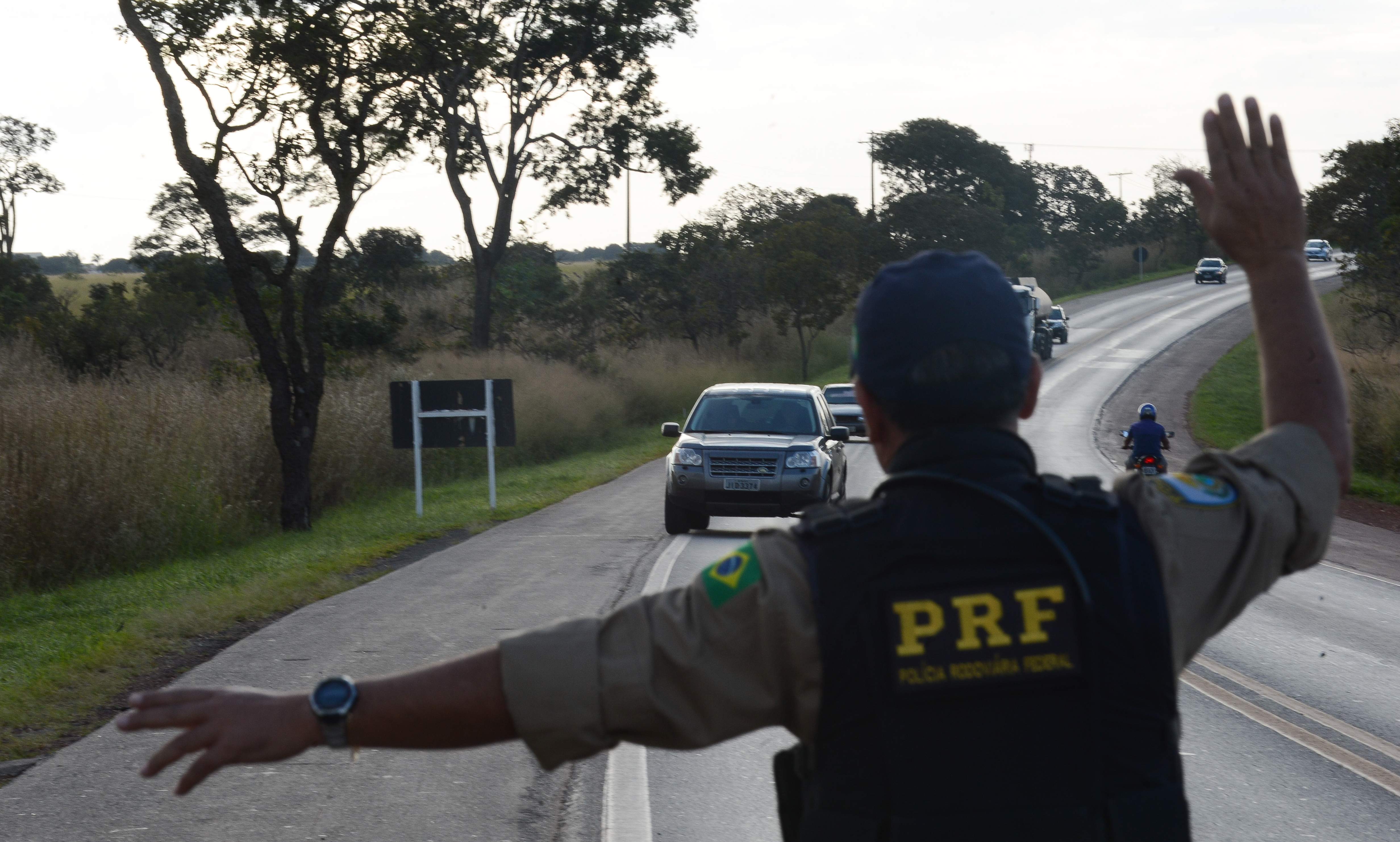 Acidente com carreta mata uma pessoa e interdita trânsito na BR 101 em Pedro Canário