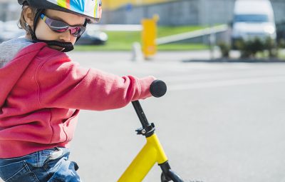 Criança brincando de bicicleta imagem ilustrativa Freepik 400x255 - Férias: dez situações de risco para os pequenos que podem ser evitadas