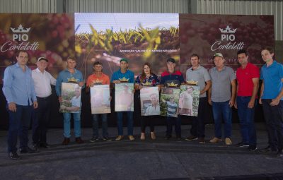 Todos os vencedores com membros da diretoria da Coopeavi. 400x255 - Cafeicultores de Afonso Cláudio e Itarana são campeões do Prêmio Pio Corteletti