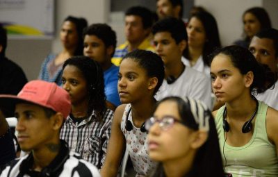 dos jovens brasileiros não trabalham nem estudam 400x255 - Ipea: 23% dos jovens brasileiros não trabalham nem estudam