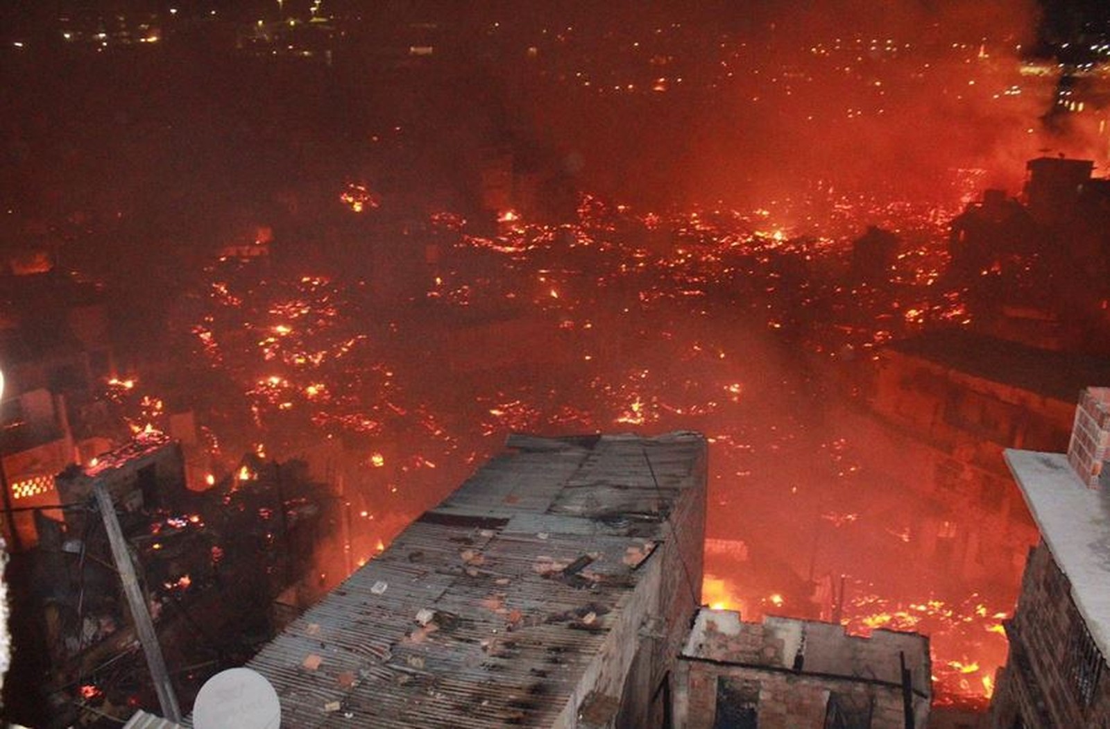 Incêndio de grandes proporções atinge casas na Zona Sul de Manaus