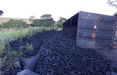 Carreta tomba e trecho da BR 259 segue parcialmente interditado no ES 400x255 - Carreta tomba e trecho da BR-259 segue parcialmente interditado, no ES