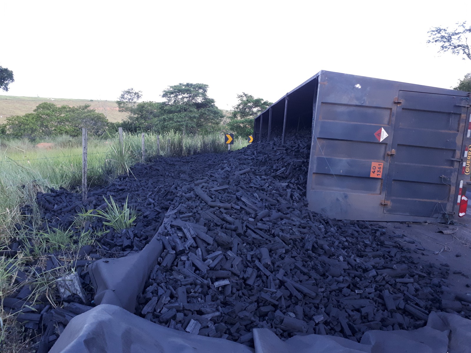 Carreta tomba e trecho da BR-259 segue parcialmente interditado, no ES