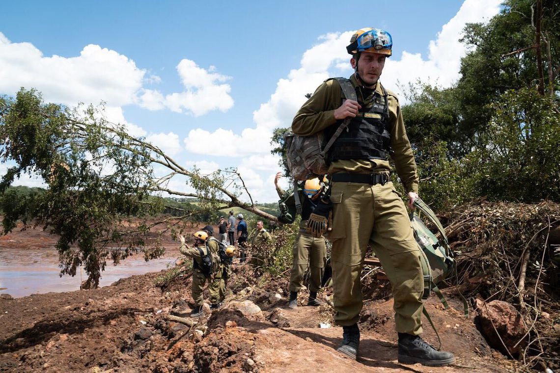 Israelenses estudam mapa e área atingida para ajudar nos resgates
