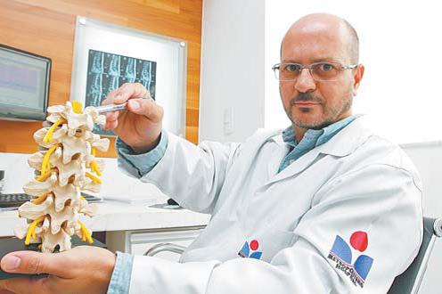 Erro ao mergulhar pode lesionar a coluna e deixar pessoas paraplégicas