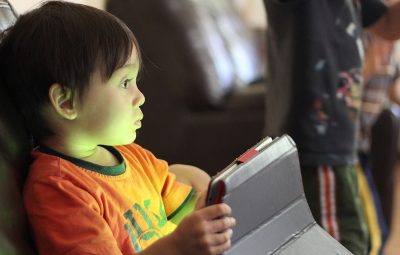 crianças 400x255 - Passar muito tempo usando tablets e celulares pode prejudicar crianças pequenas, diz estudo