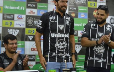 loco 400x255 - Astro do Rio Branco é recebido por multidão no aeroporto de Vitória.