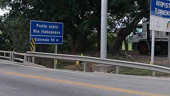 Concessionária cria faixa na BR-101 após incêndio em viaduto