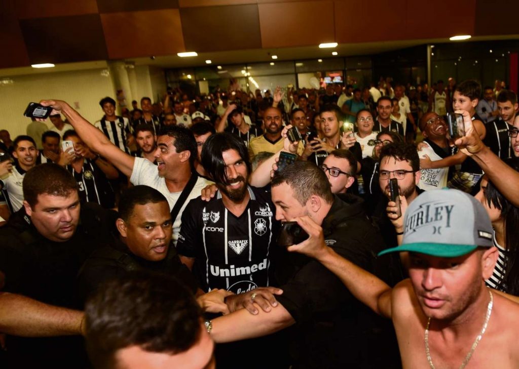 tocida 2 1024x729 - Astro do Rio Branco é recebido por multidão no aeroporto de Vitória.