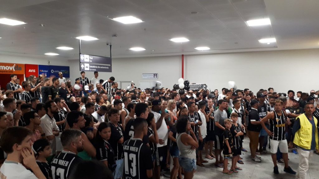 torcida 1024x576 - Astro do Rio Branco é recebido por multidão no aeroporto de Vitória.
