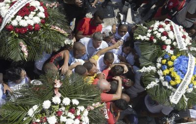 Corpo do goleiro Christian é sepultado ao som do Hino do Flamengo 400x255 - Corpo do goleiro Christian é sepultado ao som do Hino do Flamengo