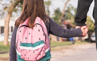 Criança carrega mochila Imagem retirada do FreePik 400x255 - Volta às aulas: uso incorreto de mochila escolar pode provocar escoliose e acentuar desvios da coluna