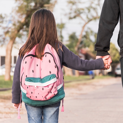Volta às aulas: uso incorreto de mochila escolar pode provocar escoliose e acentuar desvios da coluna