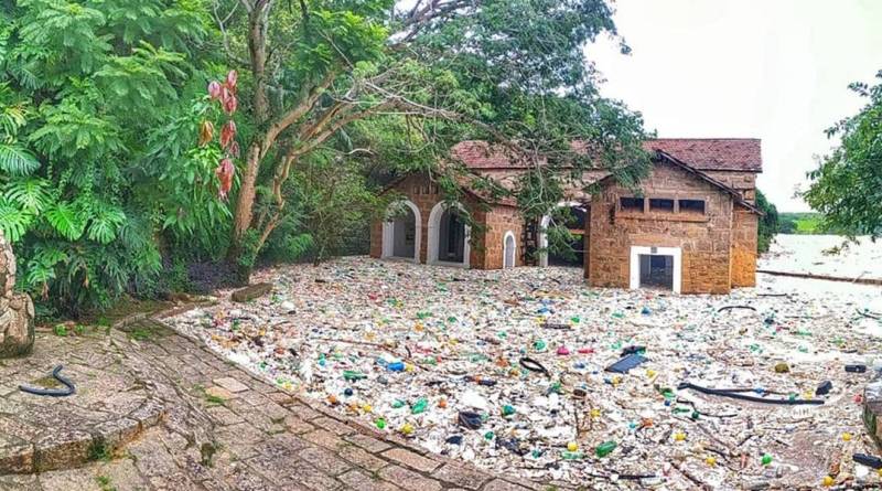 Tietê transborda e enche de lixo um parque no interior paulista