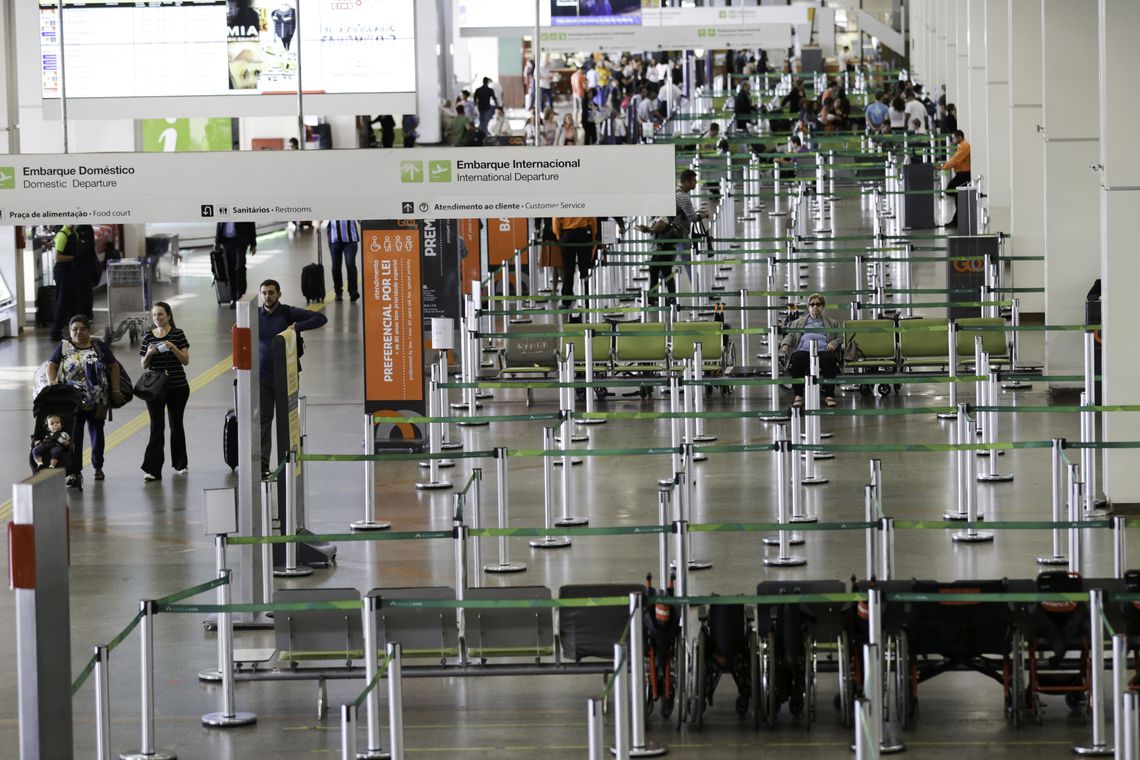 Servidores da Receita devem ser revistados no aeroporto, diz Justiça