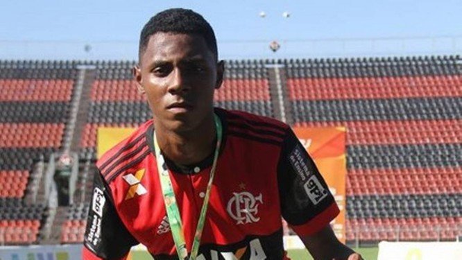 Atleta ferido em incêndio no Flamengo caminha no hospital