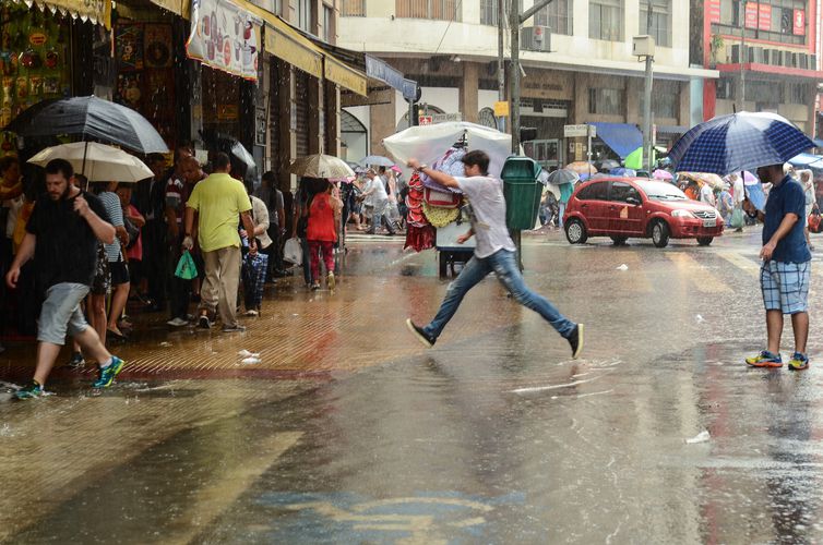 Cidades paulistas contabilizam prejuízos após fortes chuvas