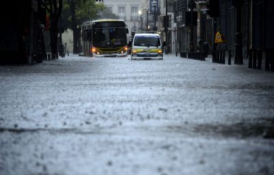 chuva forte no Rio de janeiro 400x255 - Temporal deixa Rio alagado e prefeitura decreta estágio de crise