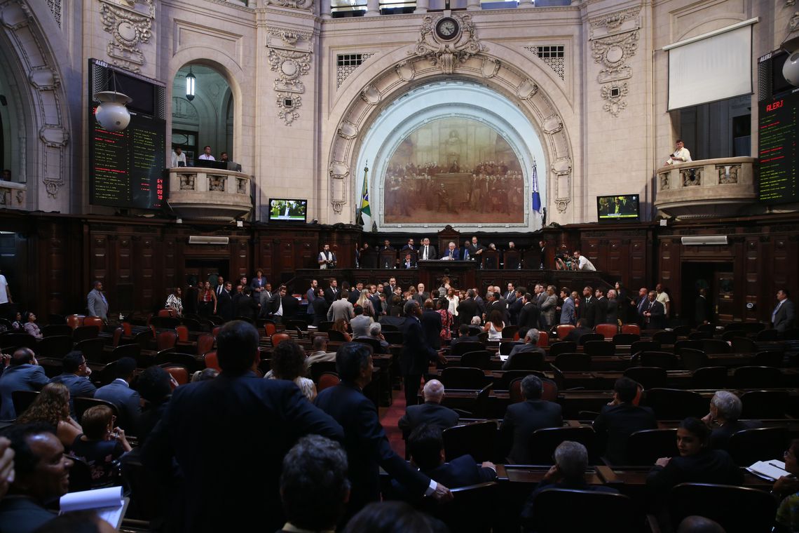 Deputados do Rio presos podem ter posses suspensas
