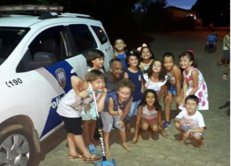 POLICIAIS MILITARES SÃO ABORDADOS POR CRIANÇAS EM ICONHA