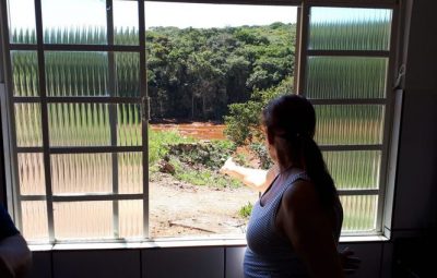 sandra maria observa o local tomado pela lama da janela de sua casa em brumadinho 400x255 - Moradores de Brumadinho negam ter recebido orientações de evacuação