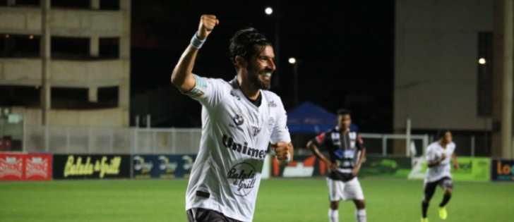 Loco Abreu faz três na goleada do Rio Branco e Vitória vence confronto dos líderes.