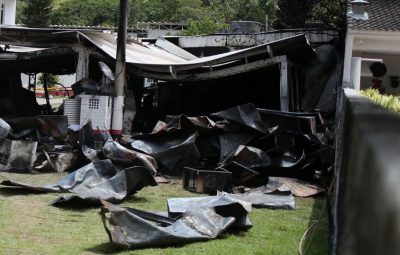 Alojamento destruído por um incêndio no Ninho do Urubu 400x255 - Flamengo acerta primeira indenização após incêndio